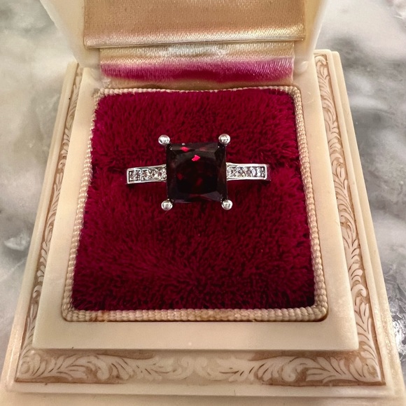 See Video! New Garnet Princess Cut Solitaire Ring with Diamond sides size 7.75 - Picture 13 of 16